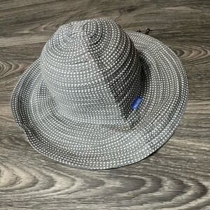 Wallaroo Hat Company Women Petite Scrunchie Gray White Polka Dots Beach Packable
